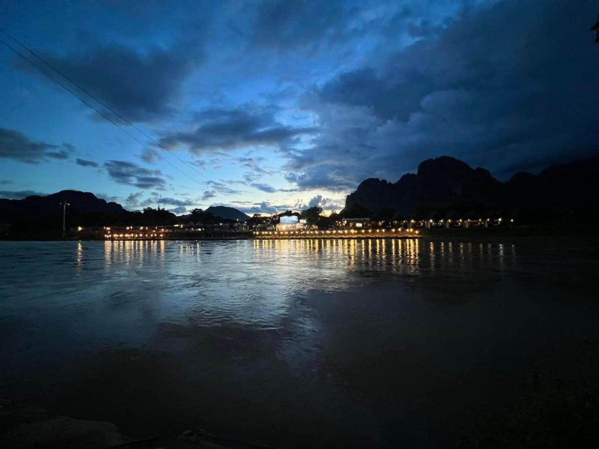 M&M Hotel Vang Vieng Esterno foto
